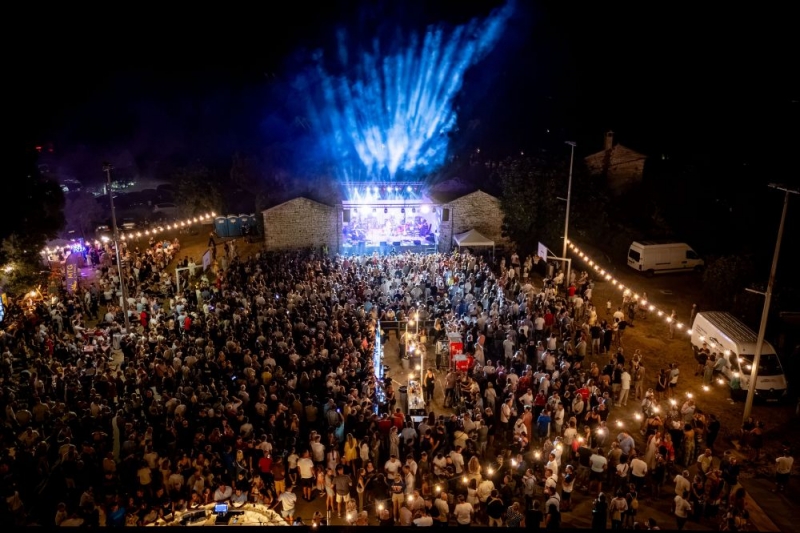 Baljanska noć okupila brojne posjetitelje uz Danijelu Martinović i The Night Express Band.